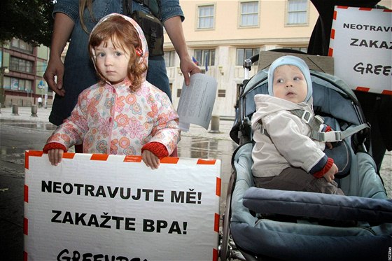 Happening Greenpeace a maminek s dtmi za za zákaz bisfenolu A obsaeného v nkterých kojeneckých lahvích. (2. záí 2010)