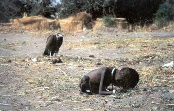 Podvyivené dít v hladomorem postieném Súdánu se plazí k táboru OSN. (bezen 1993)