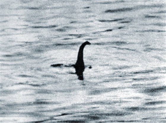 Údajná píera Nessie vyfocená v Loch Ness, druhém nejvtím jezeru ve Skotsku. (duben 1934)