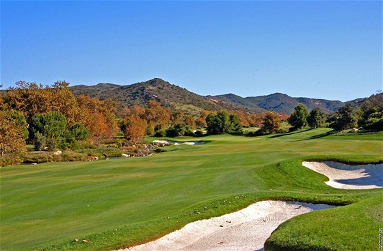 Golfové hit Shady Canyon v Kalifornii, jeho okolí hoelo.