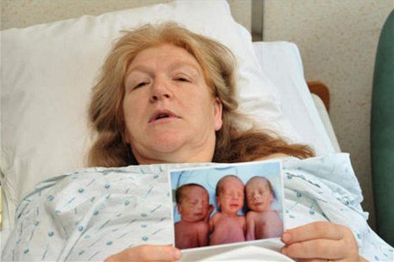 Belgianka porodila v 51 letech trojata