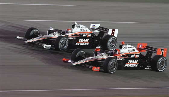Pozdjí vítz Helio Castroneves (v popedí) jede bok po boku s týmovým kolegou Ryanem Briscoem v závod Kentucky Indy 300, který je souástí série IndyCar.