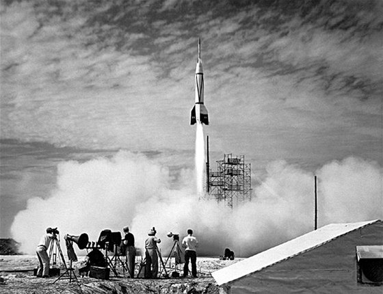 Start první rakety Bumper . 8 z Cape Canaveral