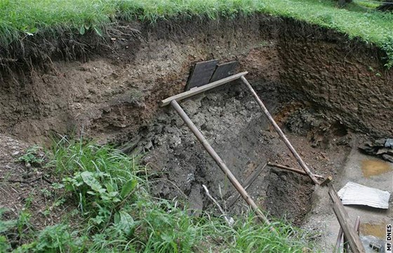 Mu z Trutnovska na svém pozemku vykopal hlubokou jámu. Pi práci zemel brigádník