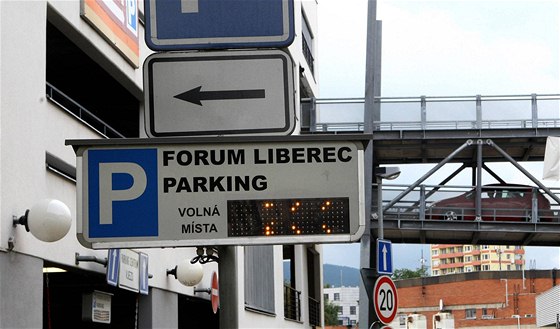 Parkovací dm v obchodním domu Forum v Liberci.