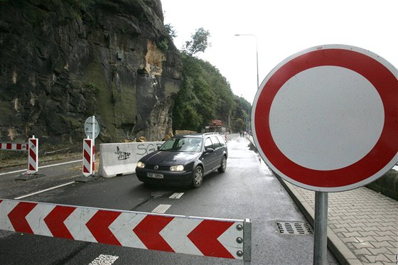 Mnoho idi si se zákazem vjezdu hlavu nelámou a zákaz nedodrují. (1. záí 2010)