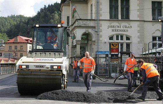 Oprava silnice v centru vyplaveného Henska.