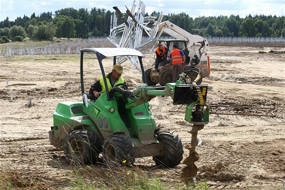 Výstavba solární elektrárny u Ralska na eskolipsku. Kvli sporm me soud práce na projektu zastavit.