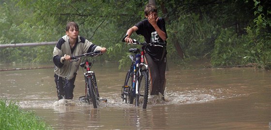 Cyklisté, kteí si oblíbili cyklostezku Nisa Odra, si musejí pokat na to, a se po povodních opraví.