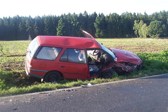 Peugeot skonil po stetu s protijedoucím vozem v píkopu. 