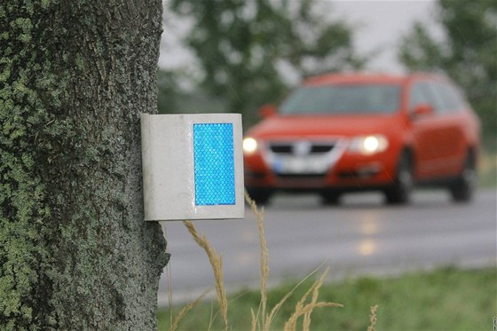 Odrazky mají odradit zv ped vstupem do vozovky.  