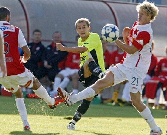 Slávisté Luká Palko (vpravo) a Hocine Ragued se snaí zblokovat stelu jednoho z pardubických fotbalist.