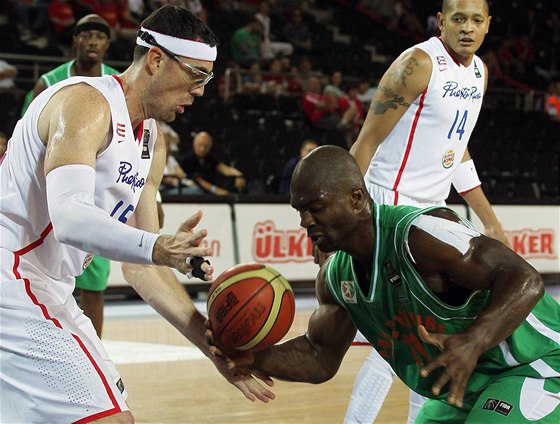 Portorický basketbalista Daniel Santiago (vlevo) sleduje prnik Briceho Assieho z Pobeí slonoviny.