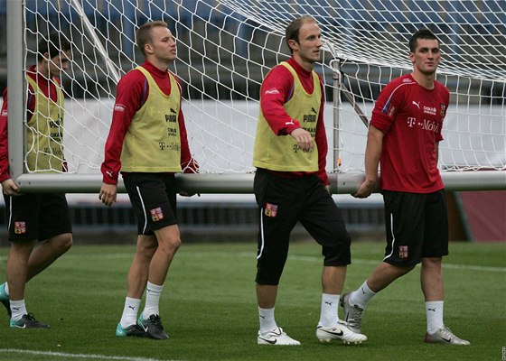 Michal Kadlec (druhý zleva) odnáí se spoluhrái branku po tréninku v Olomouci.