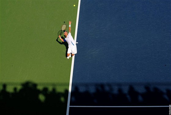 Kdy se na tenisovém US Open zanou prodluovat stíny a blíí se noc, nabírá pohled na hru jiné parametry.