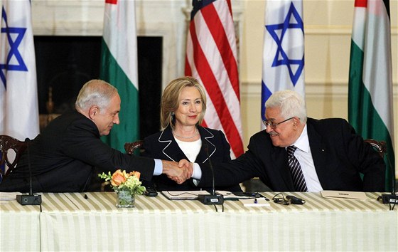 Hillary Clintonová je prostedníkem jednání mezi izraelským premiérem Benjaminem Netanjahuem (vlevo) a pedsedou palestinské samosprávy Mahmúdem Abbásem (2. záí 2010)