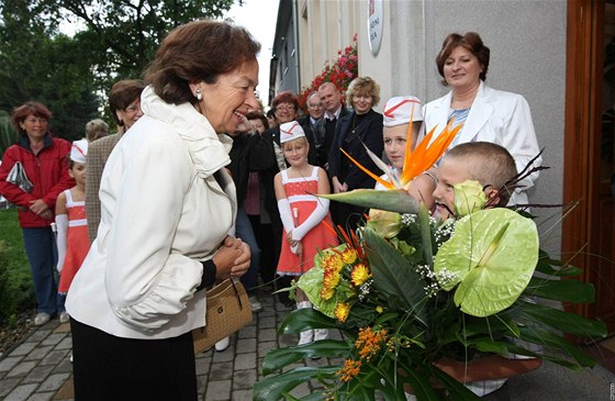 Na základní kole v Pivín na Prostjovsku vítají první dámu Livii Klausovou.