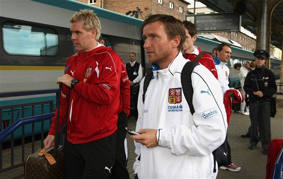 Reprezentace dorazila do Olomouce vlakem po pl druhé odpoledne. Na snímku manaer Vladimír micer (vpravo) a hrá ukrajinského acharu Donck Tomá Hübschman.