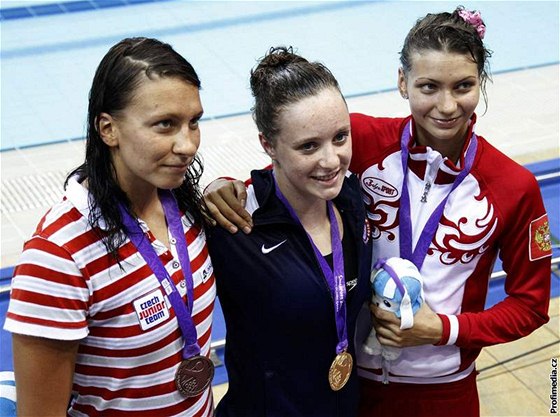 eka Barbora Závadová (vlevo) byla na olympiád mládee bronzová. Pekonaly ji jen zlatá Kaitlyn Jonesová z USA a stíbrná Kristina Koetkovová z Ruska