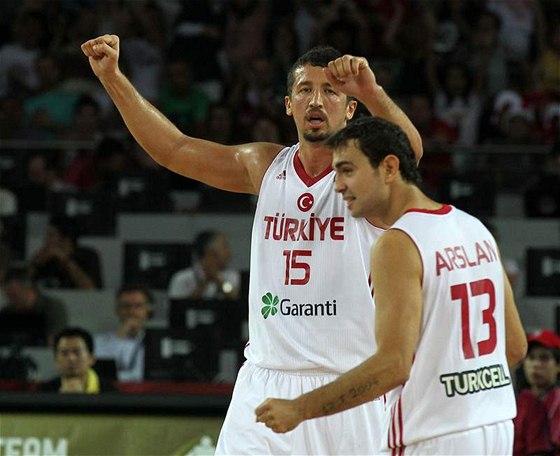 Hedo Turkoglu (vlevo) a Ender Arslan z Turecka se radují