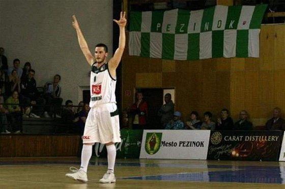 Basketbalisté Pezinka se takto radují ve slovenské lize. Dostanou podobnou anci v té esko-slovenské?