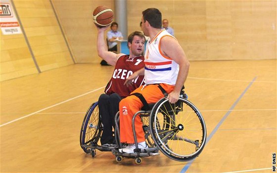 Basketbal na vozíku: eský reprezentant Miroslav perk (vlevo) pehazuje Jansense Koena z Nizozemska