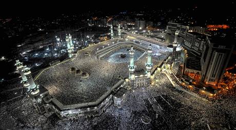 Desetitisce muslim se v Mekce shromdili kolem posvtn Kaaby