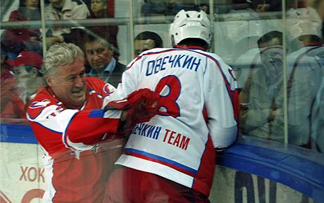 Trenr Spartaku Moskva Milo ha (vlevo) v souboji s Alexandrem Ovekinem v charitativnm utkn hvzd ruskho hokeje.