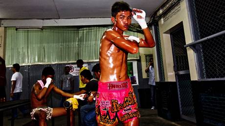 Na chodb ped pnskmi zchody moc soukrom nen, ale bojovnky Muay Thai to nerozhod. Od dtstv jsou zvykl spokojit se s minimem komfortu. Lumpinee Boxing Stadium