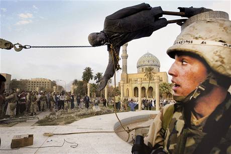Americk vojk sleduje stren Saddmovy sochy v irckm Bagddu. (9. dubna 2003)