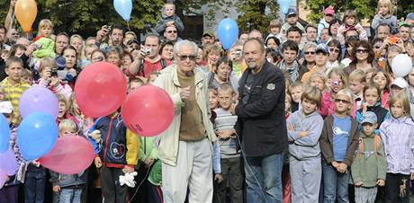 Pamtn kmen medvdm z animovanho serilu Pojte pane, budeme si hrt (Potkali se u Kolna) odhalil jejich tvrce Betislav Pojar (vlevo) a organiztor akce Frantiek Martnek