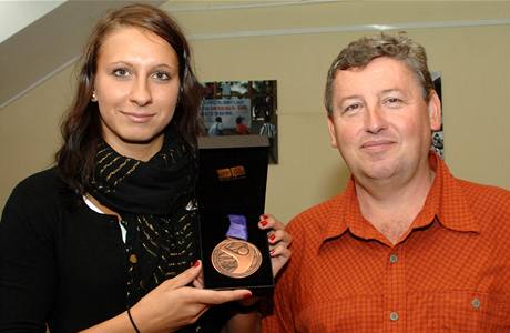 Plavkyn Barbora Zvadov s bronzem z olympidy mldee. Vpravo jej trenr Vtzslav Hartmann