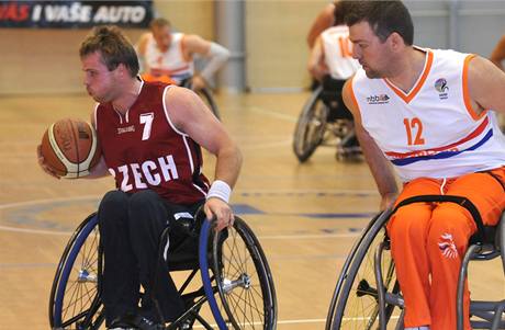 Basketbal na vozku: esk reprezentant Miroslav perk (vlevo) ujd Jansensi Koenovi z Nizozemska