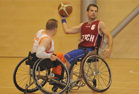 Basketbal na vozku: esk reprezentant Martin Zemnek (vpravo) v duelu s Nizozemskem