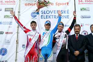 Hradecký cyklista Frantiek Klouek (vrpavo) na stupních vítz