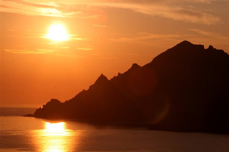 Korsika. Západ slunce na skalními hebeny u pístavu Porto na západním pobeí Korsiky