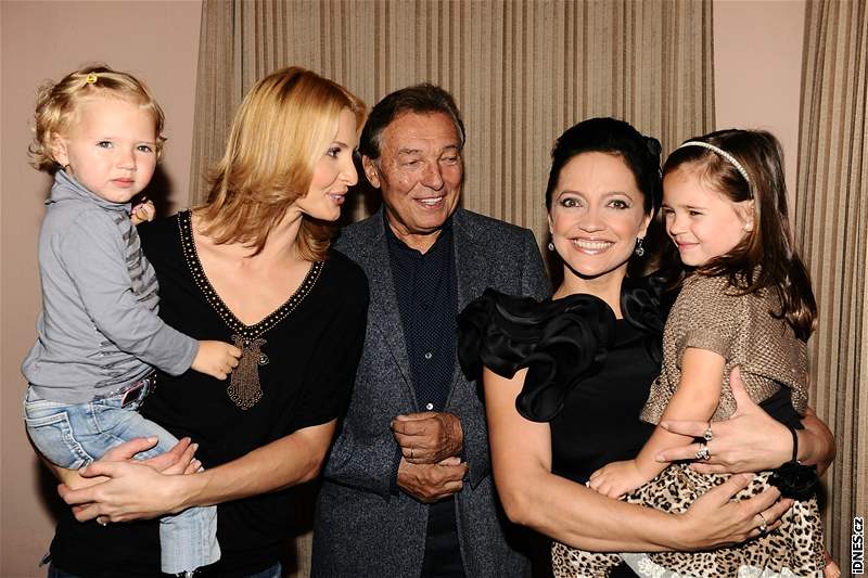 Karel a Ivana Gottovi s dcerami a Lucie Bílá