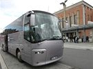 Autobus české fotbalové reprezentace před olomouckým hlavním nádražím, kam tým dorazil vlakem po půl druhé odpoledne. Autobus české fotbalové reprezentace před olomouckým hlavním nádražím, kam tým dorazil vlakem po půl druhé odpoledne.