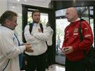 Po příjezdu do Olomouce se fotbalová reprezentace včetně trenéra Michala Bílka a manažera Vladimíra Šmicera přesunula do hotelu naproti Androva stadionu. Po příjezdu do Olomouce se fotbalová reprezentace včetně trenéra Michala Bílka a manažera Vladimíra Šmicera přesunula do hotelu naproti Androva stadionu.