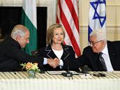 Hillary Clintonov je prostednkem jednn mezi izraelskm premirem Benjaminem Netanjahuem (vlevo) a pedsedou palestinsk samosprvy Mahmdem Abbsem (2. z 2010)