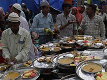 Dobrovolnci pipravuj jdlo pro poutnky v indickm mst Ahmadbd (8. z 2010)