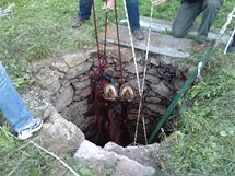 Hasii zachrauj kon spadlho do studny v nehlch na Tachovsku (5.9.2010)