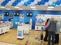 Nov prodejna mobilnho opertora pmo na hlavn ploe hypermarketu Tesco na Rokycansk v Plzni