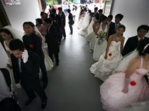 163 pr oslavilo na Tchaj-wanu vro vzniku republiky hromadnou svatbou