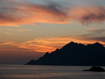 Korsika. Ostr skaln hebeny u zlivu Golfe de Girolata