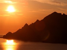 Korsika. Zpad slunce na skalnmi hebeny u pstavu Porto na zpadnm pobe Korsiky