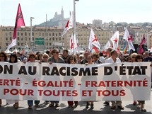 Francouzi vyrazili s transparenty v rukou do ulic. Nelb se jim Sarkozyho protiromsk opaten.