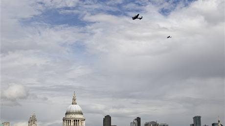 Letecký veterán nad londýnskou katedrálou sv. Pavla. Londýn si pipomíná 70. výroí zahájení Blitzu (7. záí 2010) 