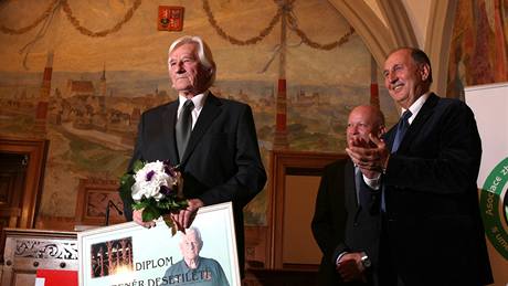 V anketě o českého fotbalového trenéra desetiletí zvítězil Karel Brückner. V anketě o českého fotbalového trenéra desetiletí zvítězil Karel Brückner.