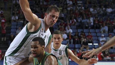 Australský basketbalista Patrick Mills se snaí pejít pes Primoe Brece ze Slovinska v osmifinále svtového ampionátu. 